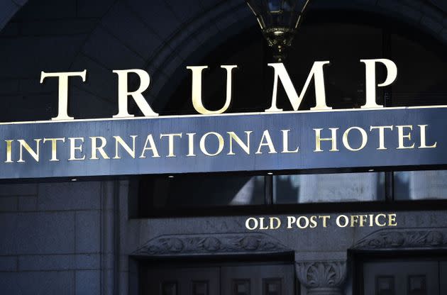Cartel del Hotel Trump International en la entradad el establecimiento en Washington.