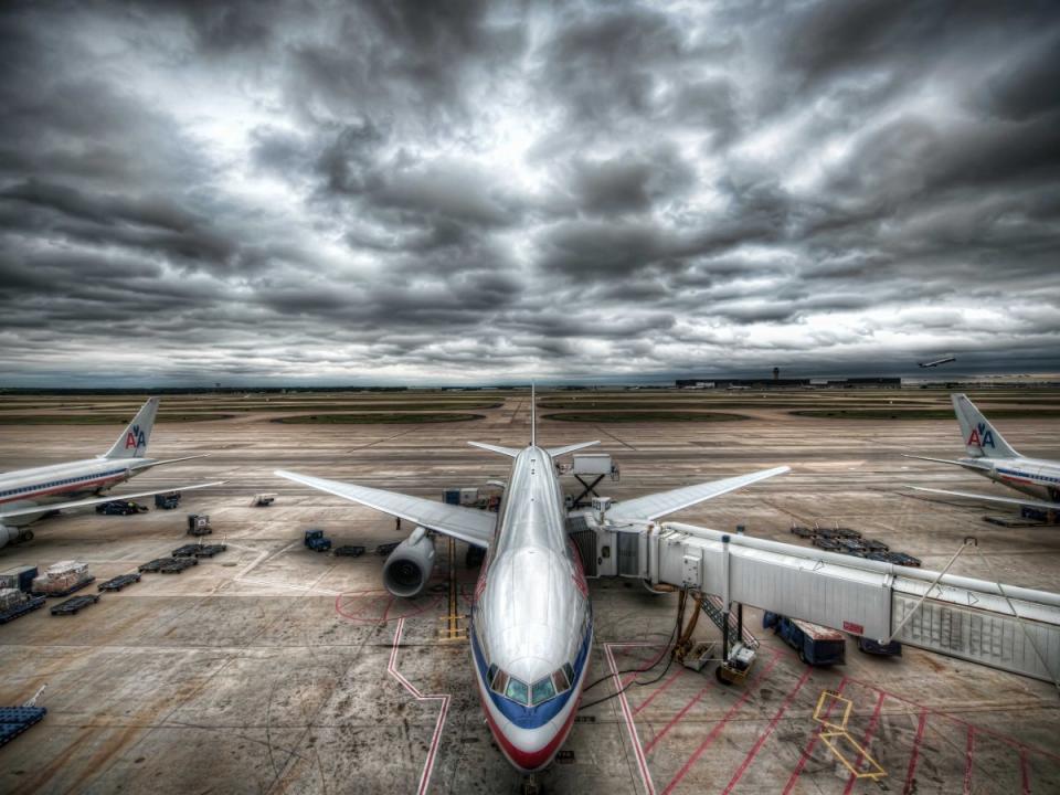 american airlines plane dallas airport storm clouds