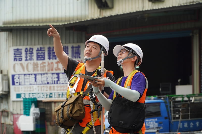 新北捷運環狀線將提升盤式支承力 針對捷運環狀線修復進度，新北市捷運局6日表示， 已完成6組地震力模擬，將提升梁柱的盤式支承力。 圖為新北土木技師公會人員現地勘查。 （新北捷運局提供） 中央社記者黃旭昇新北市傳真  113年5月6日 