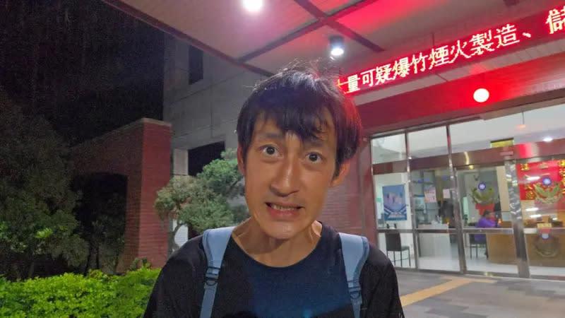 ▲便當店員工表示，唐治平一度要對路人動手，被樹木絆倒還跑去踢隔壁店家的回收物。（圖／讀者提供）