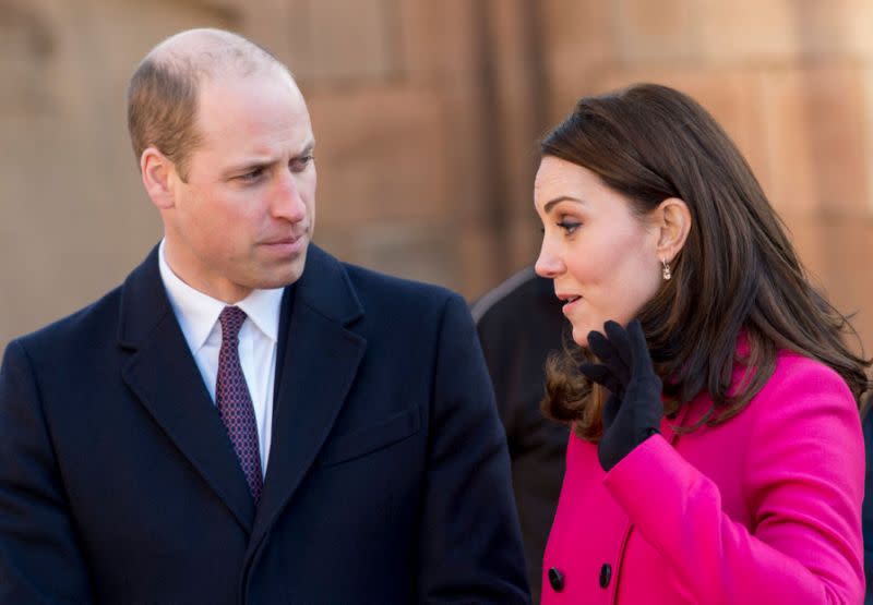 Le duc de Cambridge semblait avoir les cheveux plus épais lors de sa visite à Coventry, accompagné de la duchesse de Cambridge la veille [Photo : Getty]