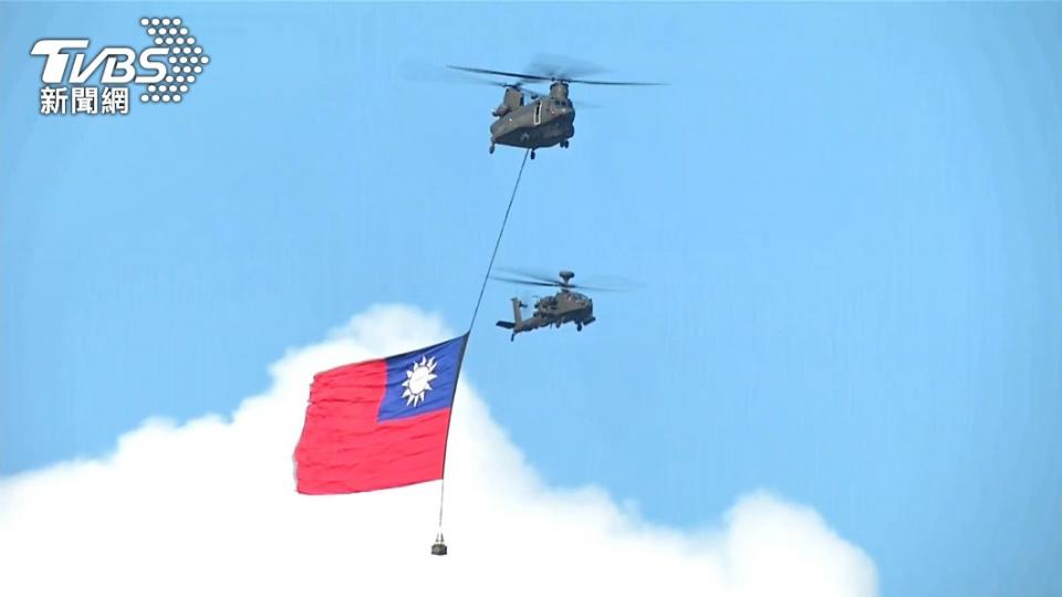 CH-47運輸直升機將吊掛典禮史上最巨幅國旗通過總統府上空。（圖／TVBS資料畫面）  