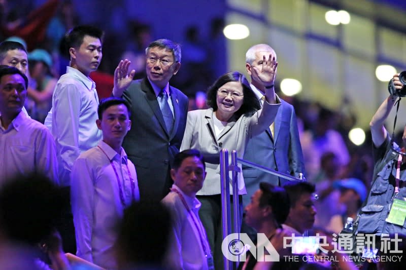 總統蔡英文（中）、台北市長柯文哲（中左）出席，力挺這場在台北展開的國際體壇盛事。（中央社）