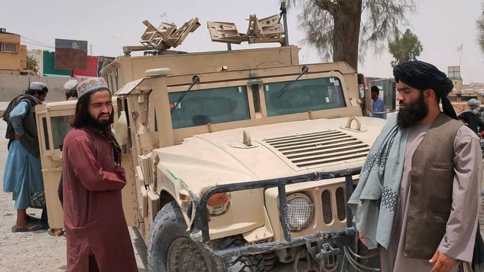 Talibanes con un vehiculo capturado