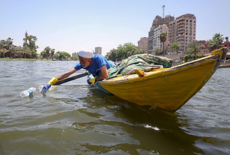 El pescador Mohamed Nasar, de 58 años, usa su bote para recoger desechos plásticos desde el río Nilo en Giza