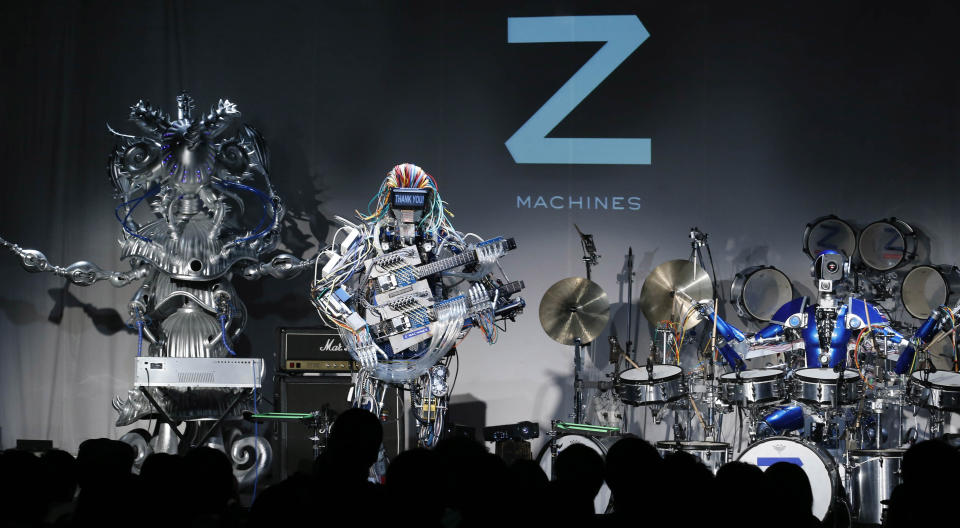 Los miembros de la banda musical de robots Z-Machines actúan durante su primer evento en vivo en Tokio el lunes 24 de junio de 2013 Foto: AP / Koji Sasahara