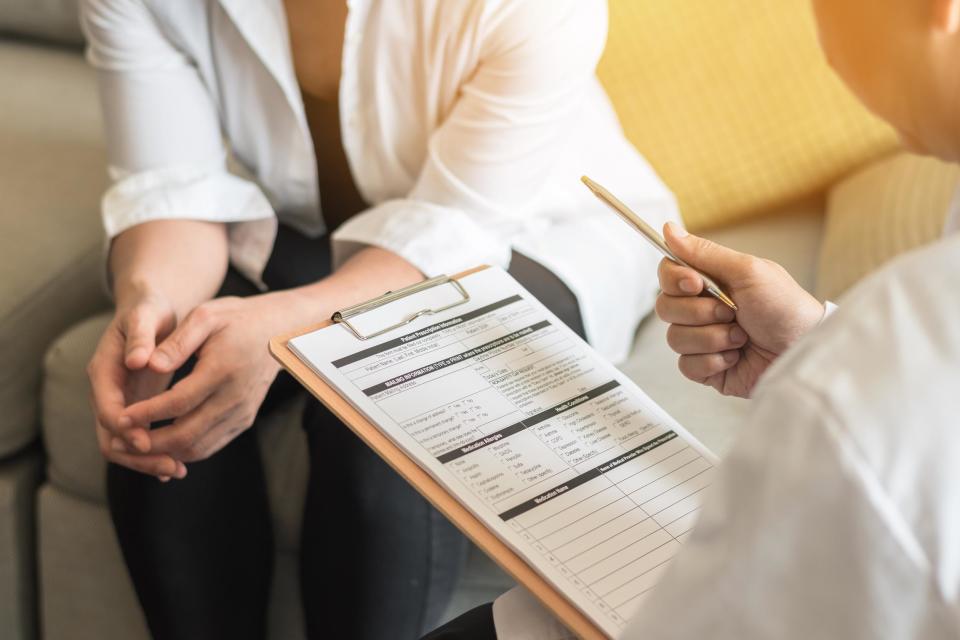 Doctor (gynecologist or psychiatrist) consulting and examining woman patient's health in medical clinic or hospital health service center (Shutterstock / Chinnapong)