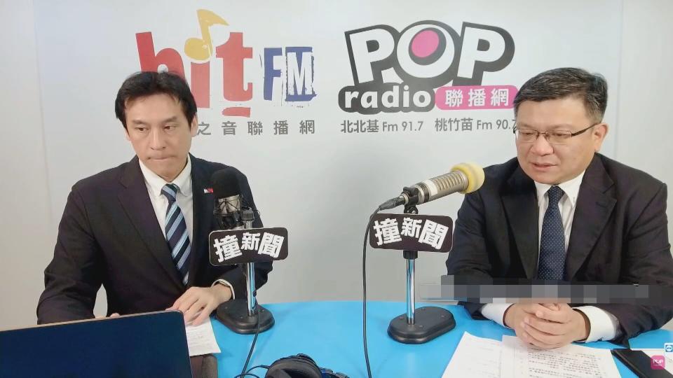 經濟部次長曾文生（右）上廣播節目說明電價調漲問題。（翻攝自POP Radio聯播網官方YouTube）