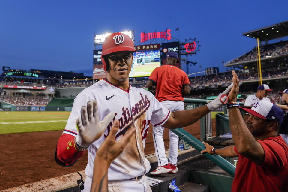 Juan Soto de los Nacionales de Washington celebra tras batear un jonrón ante los Mets de Nueva York, el 1 de agosto de 2022. (AP Foto/Alex Brandon)