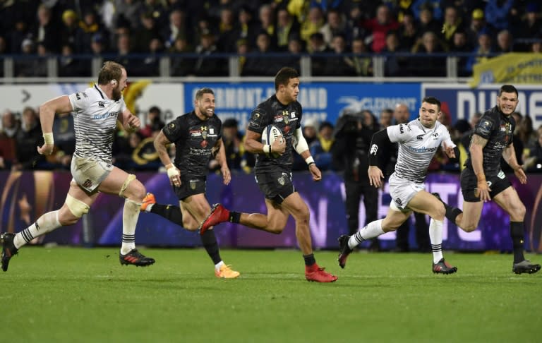 Clermont's winger Peter Betham (C) runs with the ball during the European Rugby Champions Cup rugby union match against Ospreys January 20, 2018