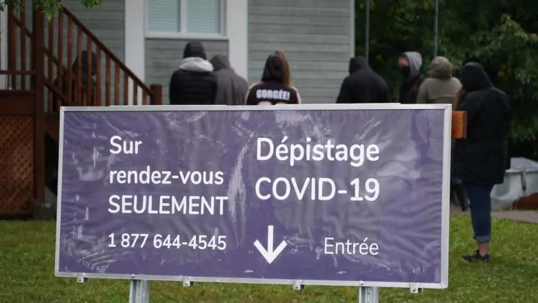 Young people who attended parties and visited bars in the Bas-Saint-Laurent region recently are being encouraged to get tested for COVID-19. (Simon Turcotte/Radio-Canada)