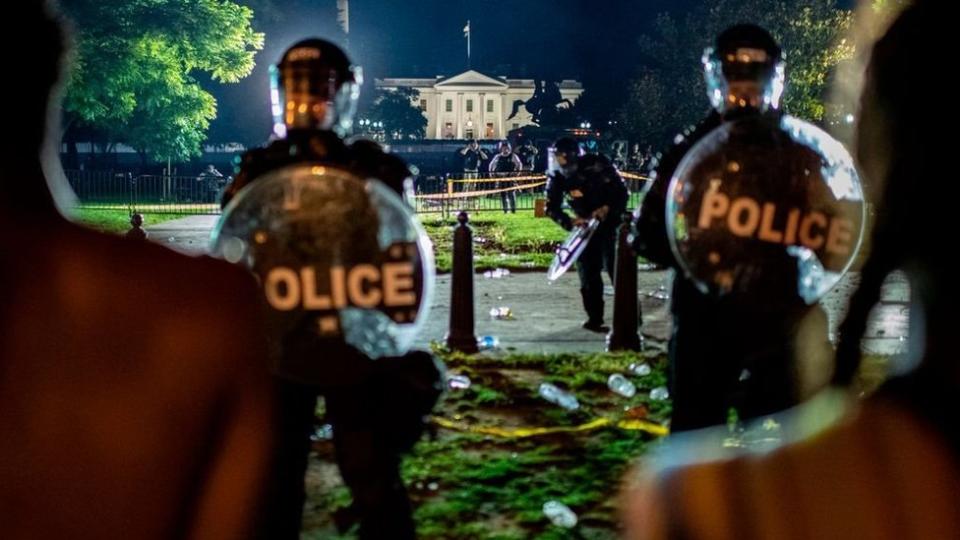 Manifestantes frente a la policía del Servicio Secreto afuera de la Casa Blanca, en Washington D.C., el 30 de mayo.