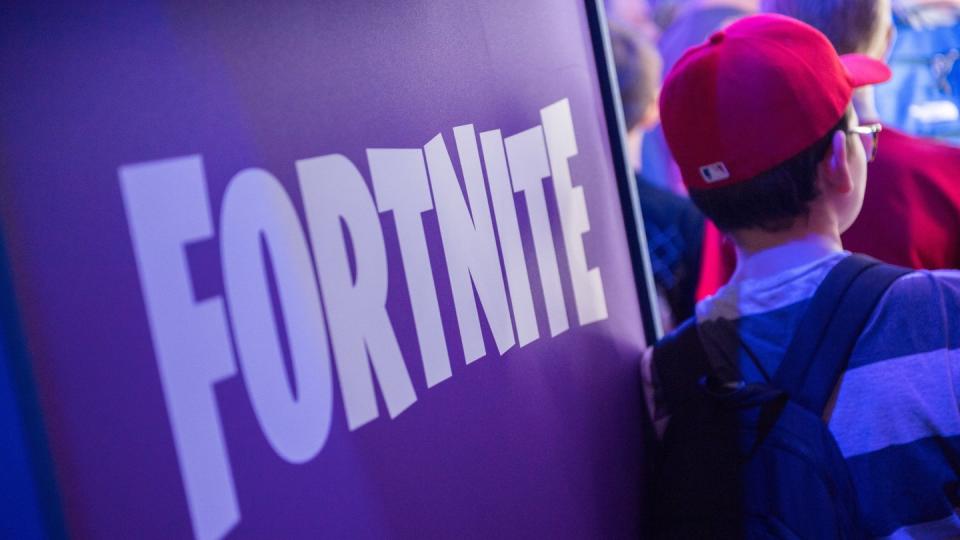 «Fortnite» findet sich derzeit nicht mehr in den mobilen App-Stores von Apple und Google. Aber zumindest mit Androiden kommt man auch anders an das Game.