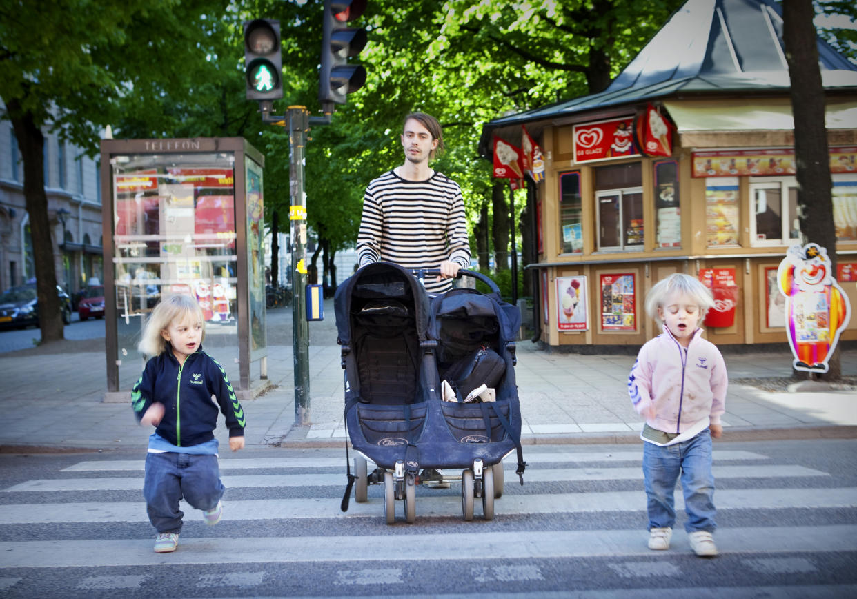 Carlos Rojas, quien formaba parte de un grupo que hizo campaña para que más hombres tomaran el permiso de paternidad, en Estocolmo, Suecia, el 2 de junio de 2010. (Casper Hedberg/The New York Times)