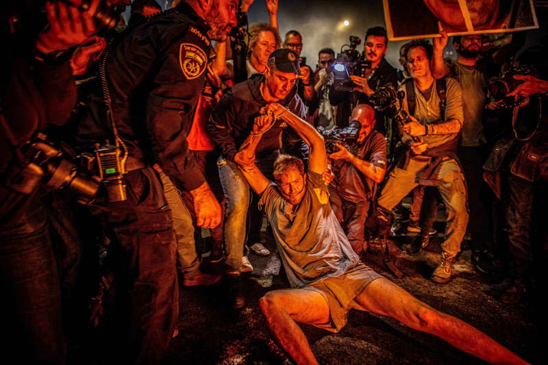 Israeli police officers arrest a protestor during a protest by relatives of Israeli hostages held in Gaza since the 07 October attacks by Hamas, in front of the Israeli Defence Ministry, amid the ongoing battles in the Gaza Strip between Israel and the Palestinian militant Hamas group. Eyal Warshavsky/SOPA Images via ZUMA Press Wire/dpa