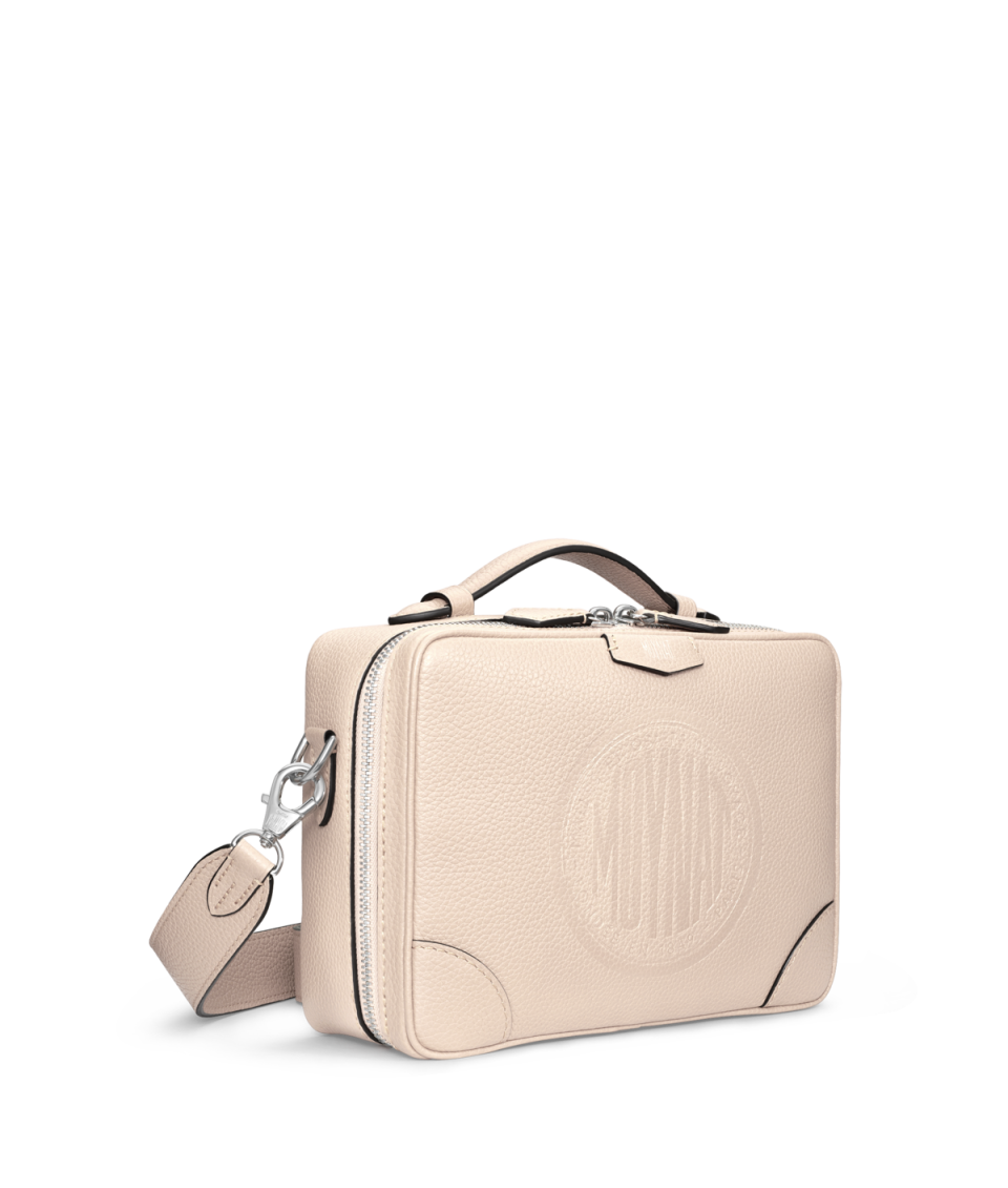 Camera Bag蜜粉白肩背包，NT$85,900。（MOYNAT提供）