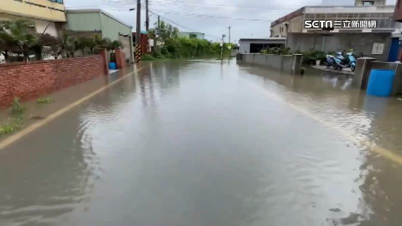 新竹縣竹北西濱路二段一帶嚴重淹水。