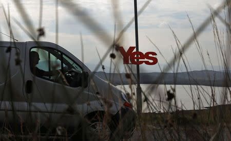 A 'YES' campaign placard is seen attached to a lamp post on the Isle of Lewis in the Outer Hebrides September 11, 2014. REUTERS/Cathal McNaughton