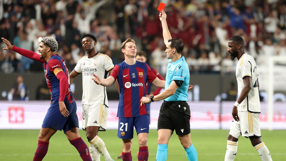 Araújo (left) is dismissed by the referee. - Giuseppe Cacace/AFP/Getty Images