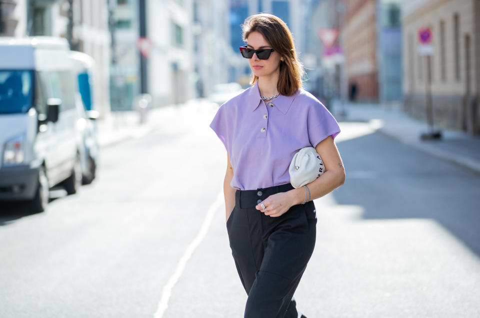 La modelo Jacqueline Zelwis viste una camiseta color lavanda de Baum & Pferdgarten shirt, pantalones de Bitte Kai Rand, un bolso de Furla y unas gafas de sol de Saint Laurent. (Christian Vierig/Getty Images)