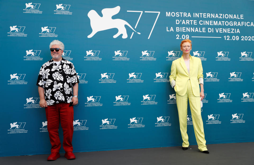 El 3 de septiembre se celebró la presentación oficial de ‘La voz humana’, el cortometraje que ha rodado Pedro Almodóvar con Tilda Swinton. Y para la ocasión el director manchego se puso otra camisa de flores que combinó con unos pantalones rojos. (Foto: Yara Nardi / Reuters)