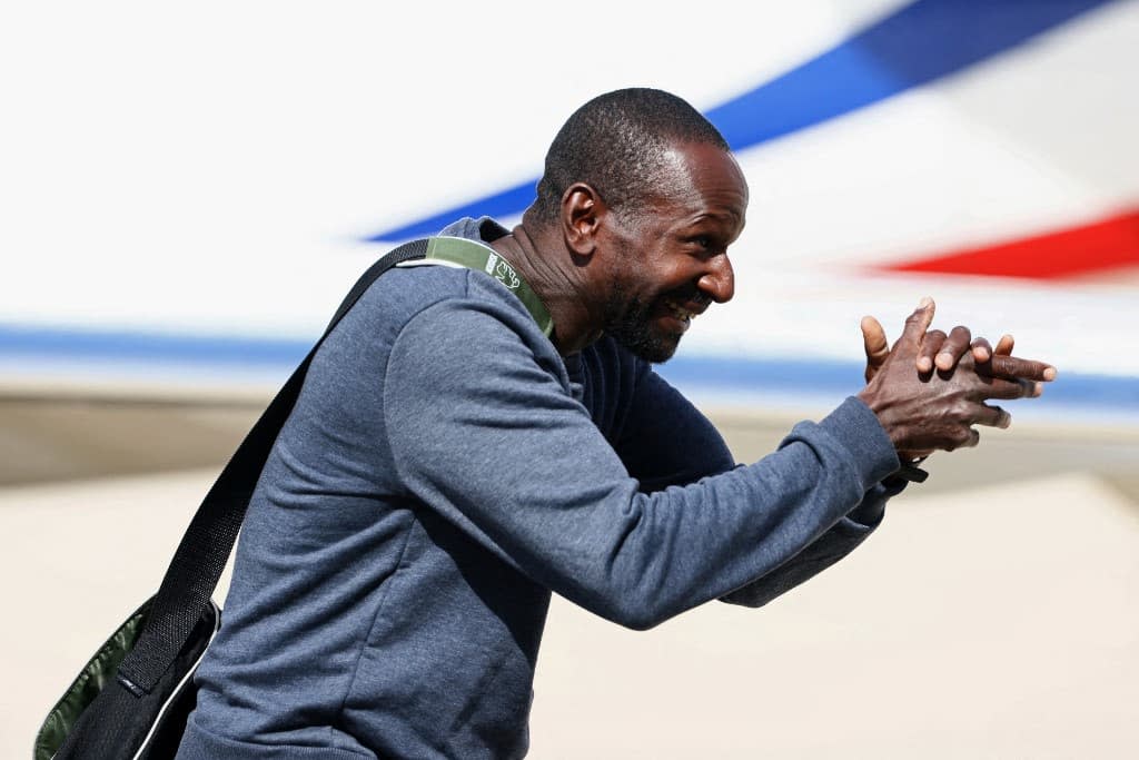 Le journaliste Olivier Dubois, retenu en otage au Mali pendant près de deux ans, à l'aéroport de Villacoublay, à Velizy-Villacoublay, le 21 mars 2023.  - YVES HERMAN / POOL / AFP