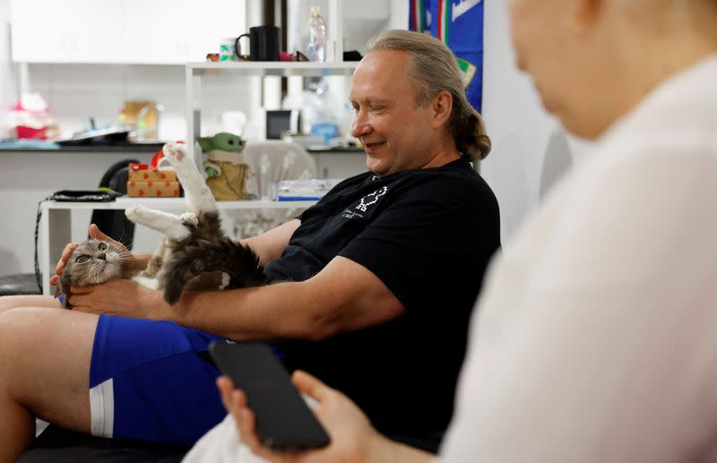 FOTO DE ARCHIVO. Victor Varlamov y su esposa, Nataly Ludina, se sientan con su gato en el salón de su casa en Las Palmas de Gran Canaria, en la isla de Gran Canaria, España