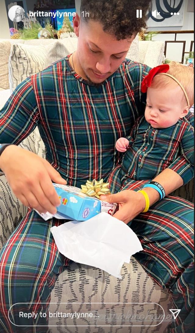 Sterling Skye Mahomes attends 1st baseball game with parents