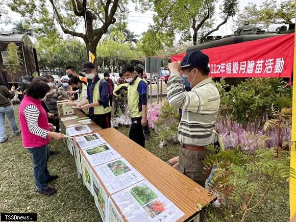 112年贈苗活動照。（農業部林業保育署提供）