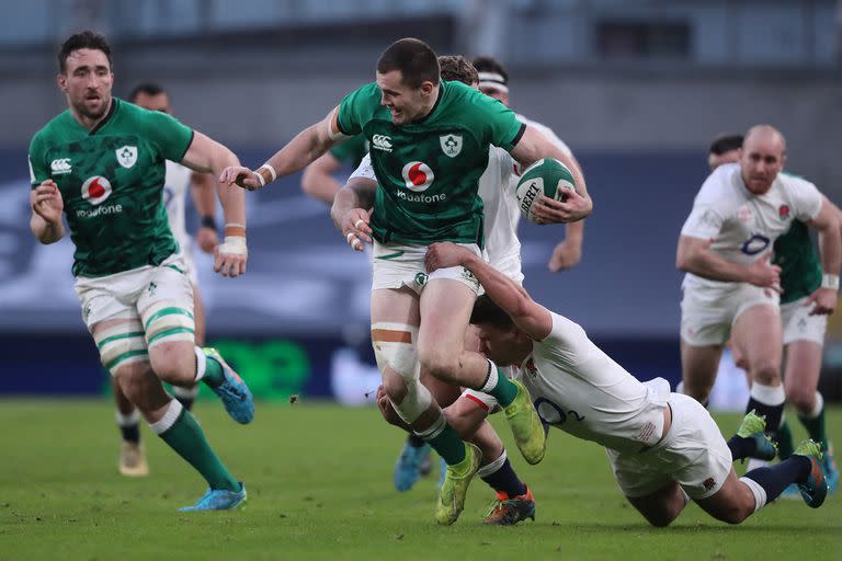 Ireland's wing Jacob Stockdale is tackled by England's scrum-half Ben Youngs (R) during the Six Nations international rugby union match between Ireland and England at the Aviva Stadium in Dublin, on March 20, 2021. (Photo by Niall Carson / POOL / AFP)