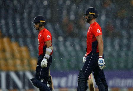 Cricket - Sri Lanka v England- Fifth One-Day International - Colombo, Sri Lanka - October 23, 2018. England's Tom Curran (L) and Liam Plunkett walk off the field as the match was stopped due to rain. REUTERS/Dinuka Liyanawatte