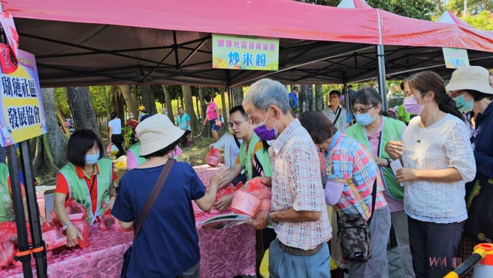 ▲永靖鄉一年一度米食果苗節暨農特產品推廣活動，在永靖鄉鄭成功紀念館熱鬧登場，菜頭粿、炒米粉、紅麴米糕等米食及柑橘等苗木分送一空。（圖／記者陳雅芳攝）