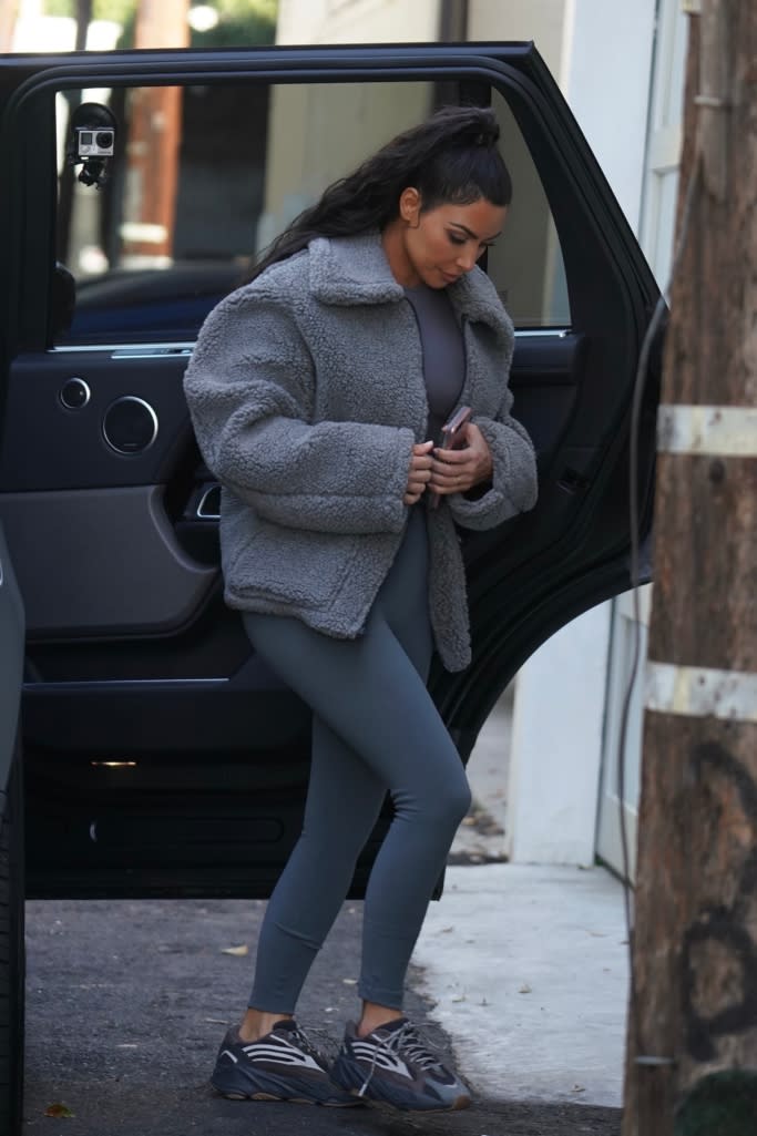 Kim Kardashian, yeezy 700, gray outfit