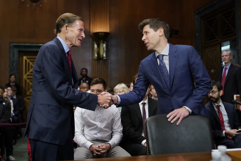 El senador Richard Blumenthal, demócrata de Connecticut, saluda al CEO de OpenAI, Sam Altman, antes de una audiencia sobre inteligencia artificial, el martes 16 de mayo de 2023, en el Capitolio, en Washington. 