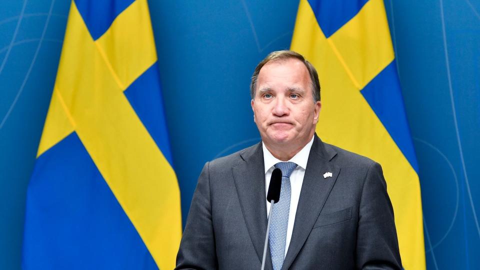 Schwedens Ministerpräsident Stefan Löfven tritt nach dem Votum vor die Presse.