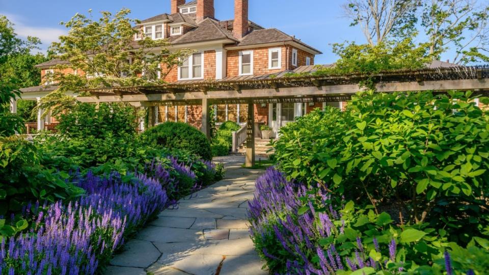 Exterior of Hamptons mansion purchased by Lauer.