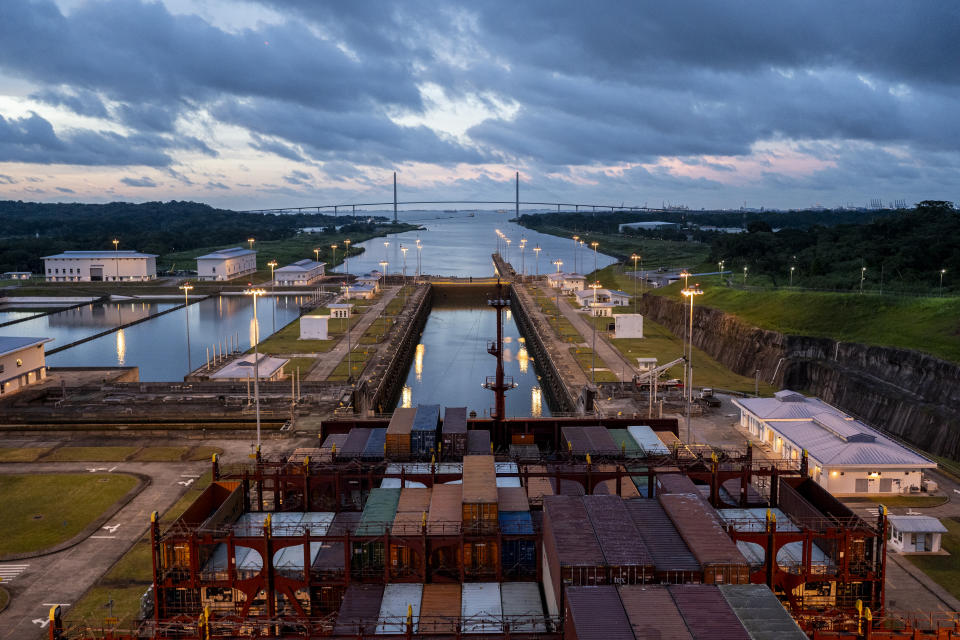 Un buque de carga cruza una esclusa del canal de Panamá en Panamá, el 11 de septiembre de 2023. (Nathalia Angarita/The New York Times)