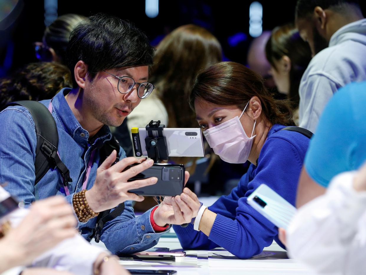 FILE PHOTO: Attendees look at a Samsung Galaxy S20 Ultra 5G smartphone during Samsung Galaxy Unpacked 2020 in San Francisco, California, U.S. February 11, 2020. REUTERS/Stephen Lam/File Photo