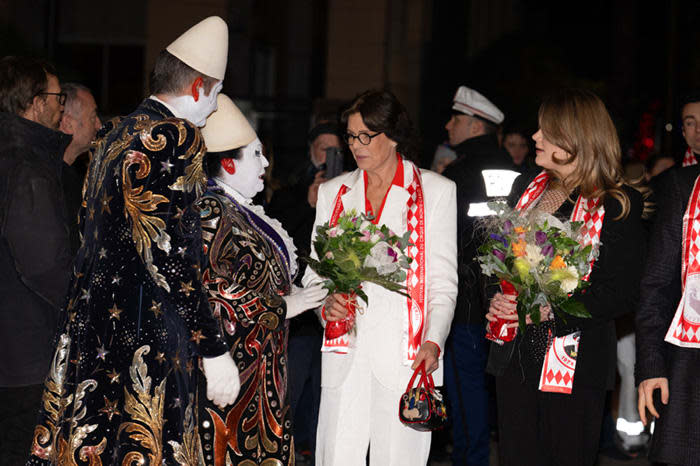 Estefanía de Mónaco recibe un ramo de flores