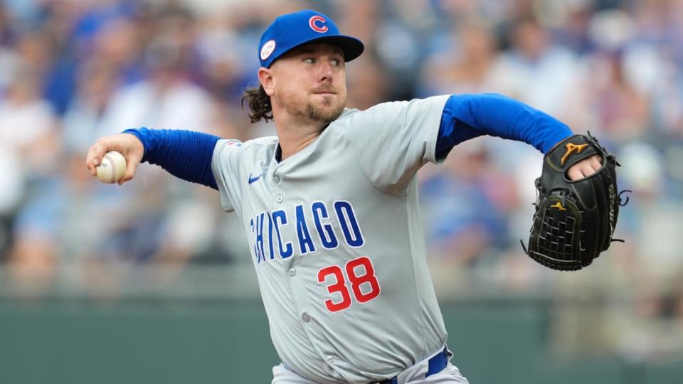 28 de julio de 2024; Kansas City, Missouri, EE. UU.; El lanzador de relevo de los Chicago Cubs, Mark Leiter Jr. (38), lanza durante la séptima entrada contra los Kansas City Royals en el Kauffman Stadium. 