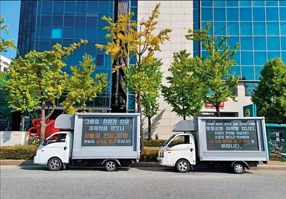去年底有看不下去的粉絲，直接雇用兩輛LED螢幕的卡車，停在JYP門口抗議、聲援周子瑜。（翻攝自微博）
