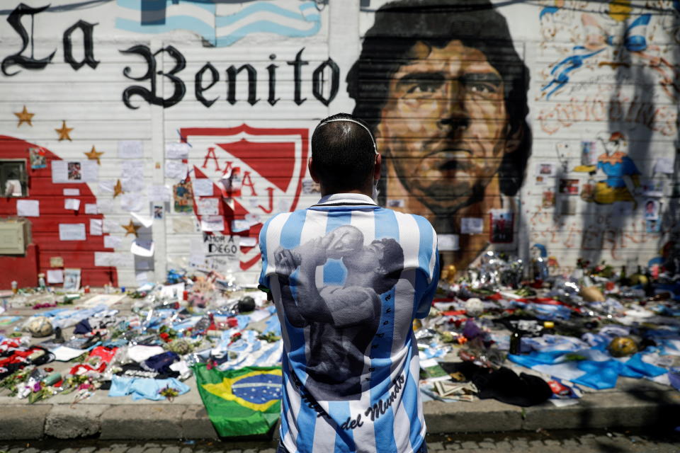 Ein Fan in Buenos Aires trauert vor dem Mural von Maradona am nach ihm benannten Stadion. (Bild: REUTERS/Ricardo Moraes)