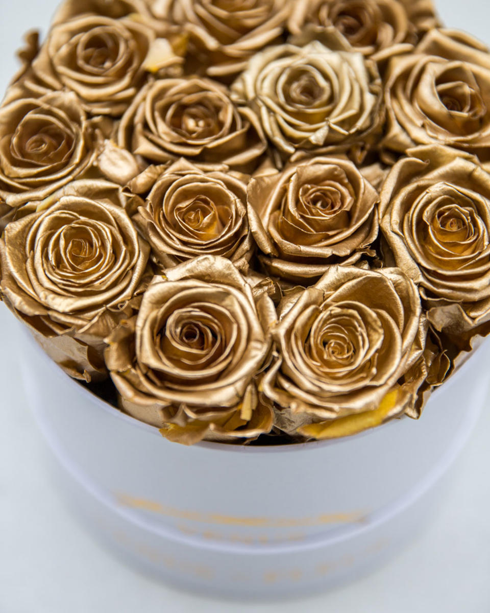 <p><strong>Venus et Fleur gold roses<br></strong><strong>Product Name:</strong> Small Round<br><strong>Box Pricing:</strong> $299, <a rel="nofollow noopener" href="https://www.venusetfleur.com/products/small-round" target="_blank" data-ylk="slk:venueetfleur.com;elm:context_link;itc:0;sec:content-canvas" class="link ">venueetfleur.com</a><br>(Photo: Priscilla De Castro) </p>