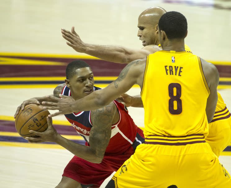 Washington Wizards’ Bradley Beal (3) is guarded by Cleveland Cavaliers’ Channing Frye (8) and Richard Jefferson during the first half of an NBA basketball game in Cleveland, Saturday, March 25, 2017. (AP Photo/Phil Long)