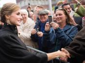 Königin Letizia wird in Düsseldorf herzlich begrüßt. Foto: Rolf Vennenbernd