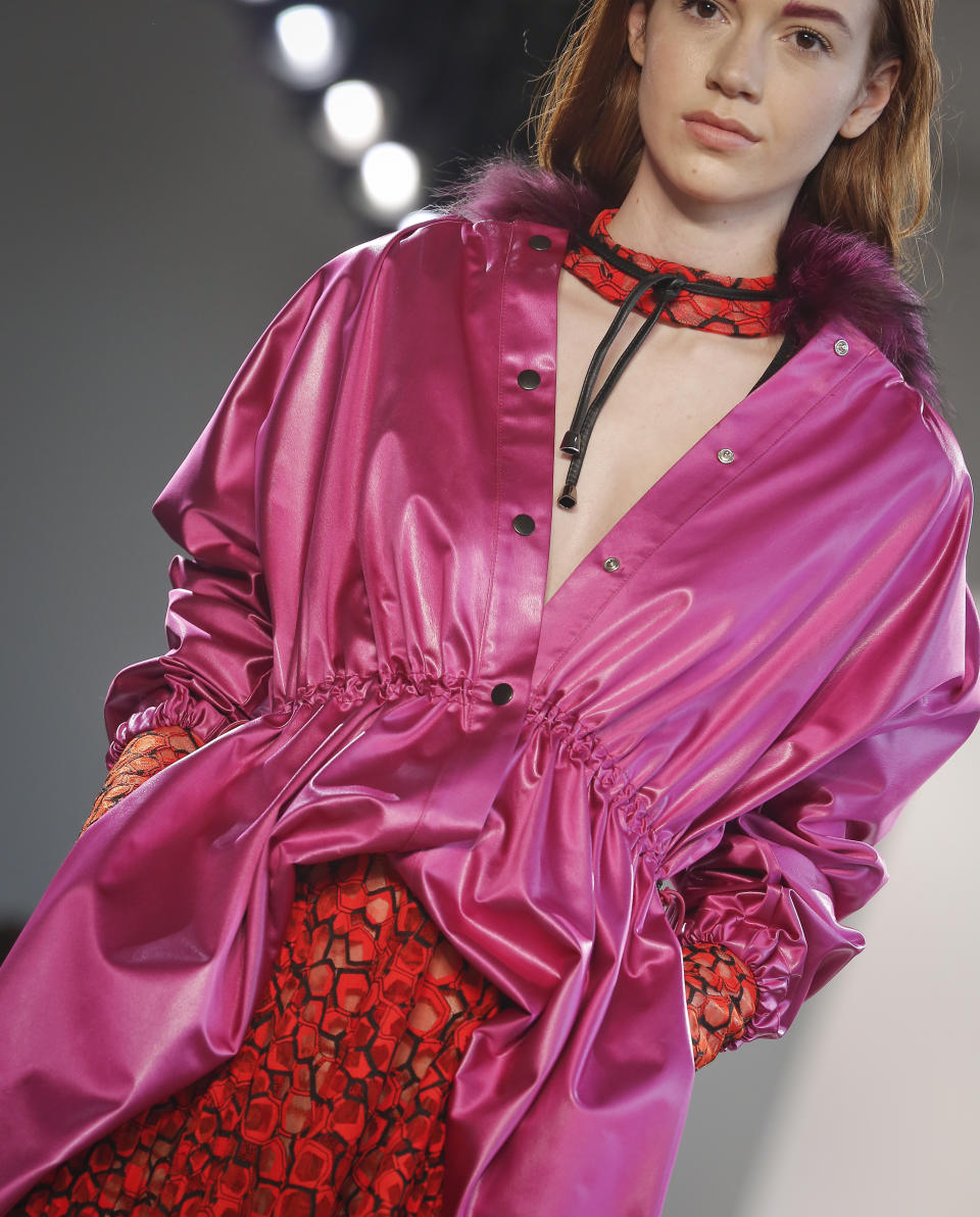 <p>Der indische Modedesigner Bibhu Mohapatra war nicht der Einzige, der während der New Yorker Fashion Week vor allem knallige Pink- und Rottöne kombinierte. Besonders herausragend: Seine wilden Stoffkombinationen, asymmetrischen Schnitte und auffälligen Muster! (Bild: AP Photo) </p>