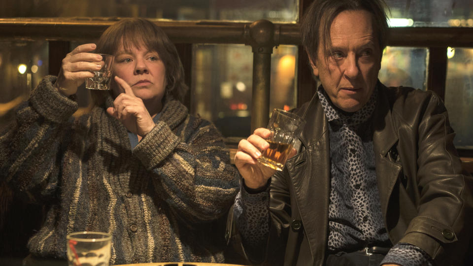 En esta imagen difundida por Fox Searchlight Pictures, Melissa McCarthy, a la izquierda, y Richard E. Grant en una escena de "Can You Ever Forgive Me?" (Mary Cybulski/Fox Searchlight Pictures vía AP)