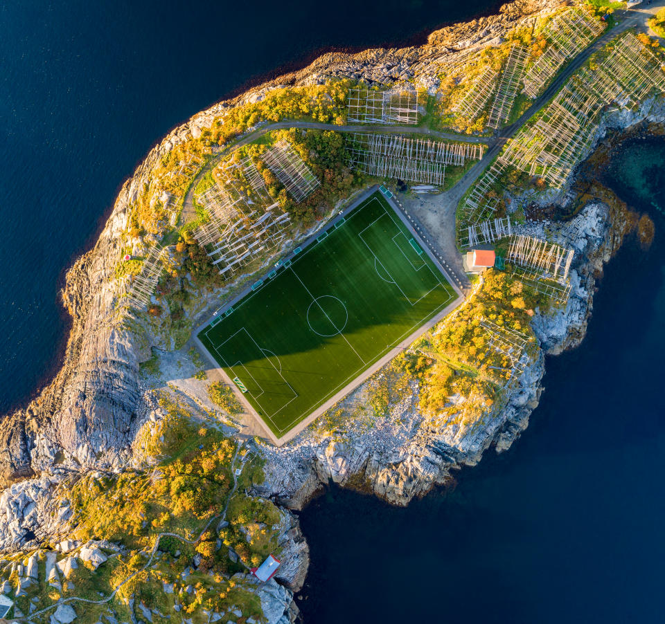 Ubicado en el islote Hellandsøya