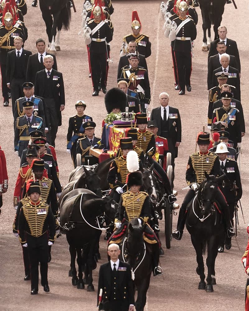 王室成員在英國女王移靈遊行中，全程步行緊跟在後。（圖／翻攝自The Royal Family臉書）