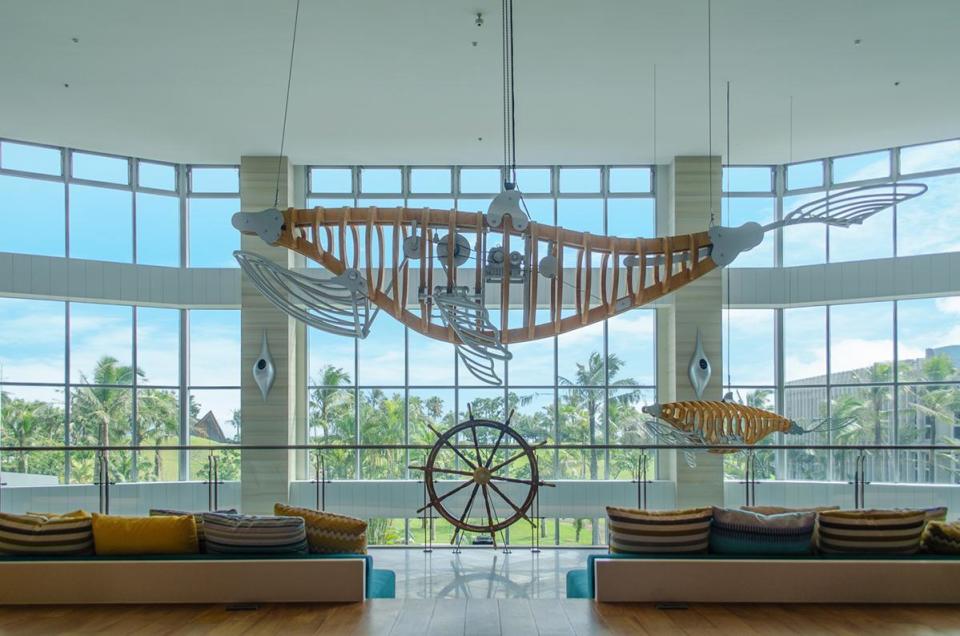 巨型鯨魚裝置藝術悠遊在大廳。（THE ARCHIPELAGO 凱渡廣場酒店提供）